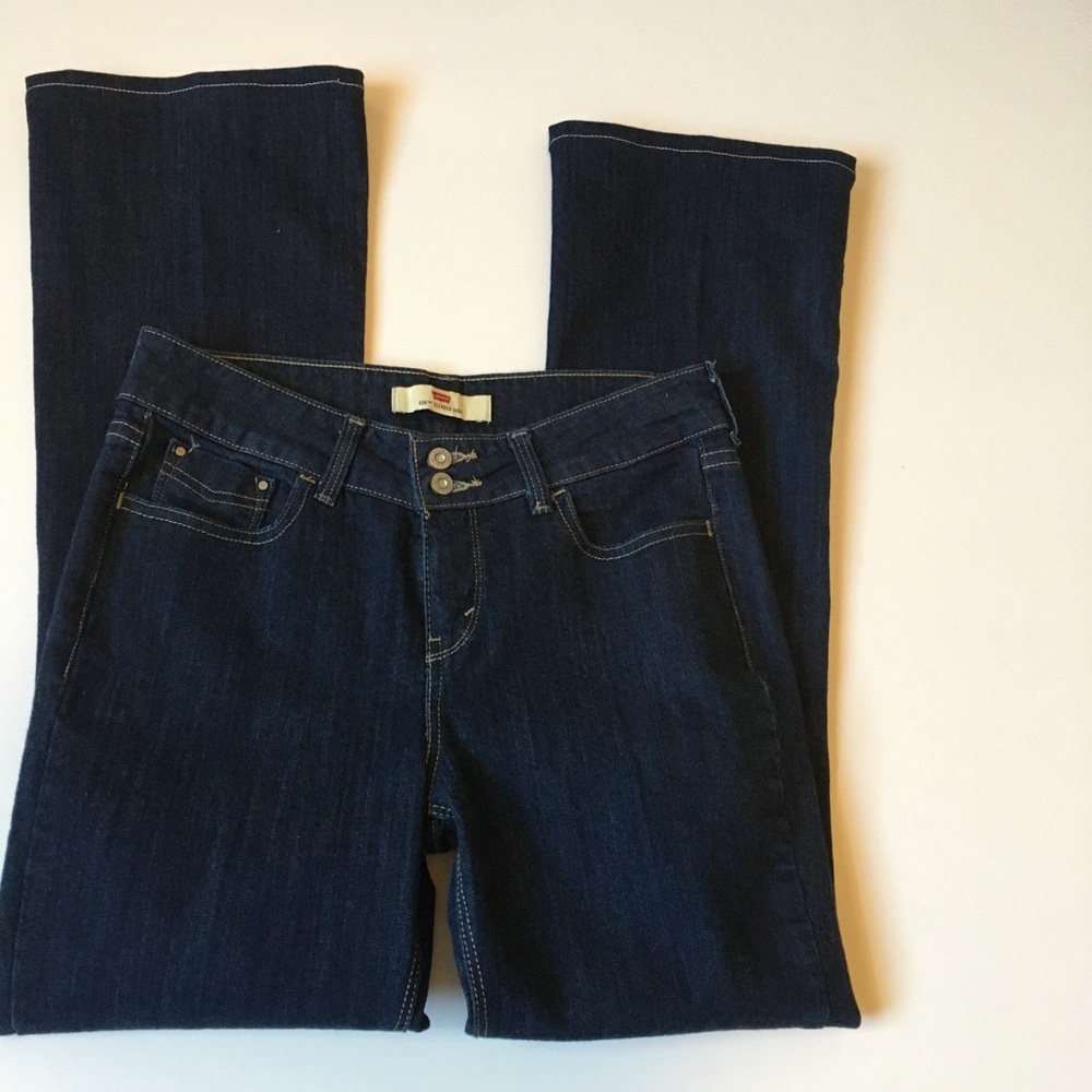Levi jeans in EUC with 2 button closure and zipper. Two back pockets.